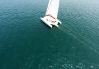 trimaran sejler på hav 1